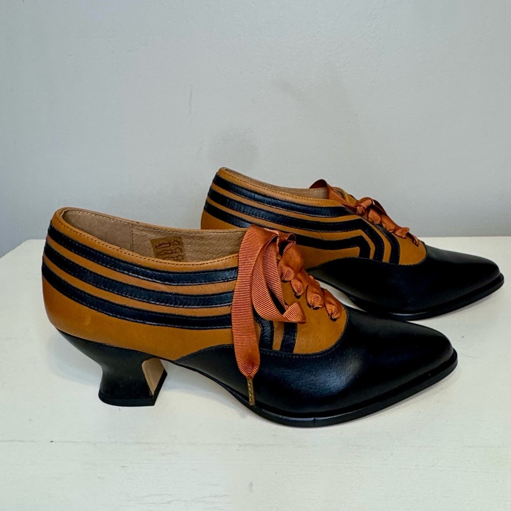 American Duchess Bernadette in cognac/ black